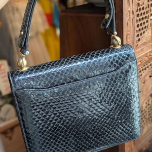 Bolso de mano vintage de piel de serpiente de los años 50, bolso de noche con cierre dorado imagen 13