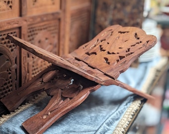 Livro de madeira vintage esculpido à mão ou suporte de bíblia, cavalete, design ornamentado floral e de folhas, dobrável para armazenamento - suporte para livro de visitas