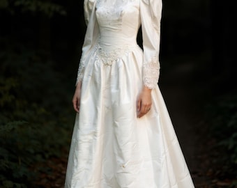 Vintage Dress Pronovias luxury bridal Silk white royal wedding dress / luxury wedding dress / vintage bridal dress / bridal gown