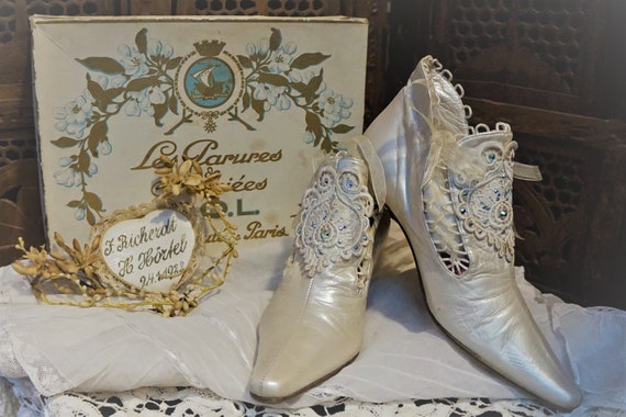 Vintage Lace Wedding shoes // Vintage leather heel