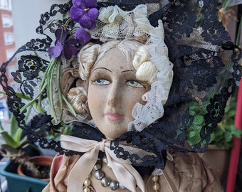 アンティーク ブドワール ドール ピンク 服と帽子付き // 手描き