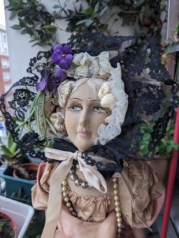 アンティーク ブドワール ドール ピンク 服と帽子付き // 手描き