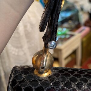Bolso de mano vintage de piel de serpiente de los años 50, bolso de noche con cierre dorado imagen 12