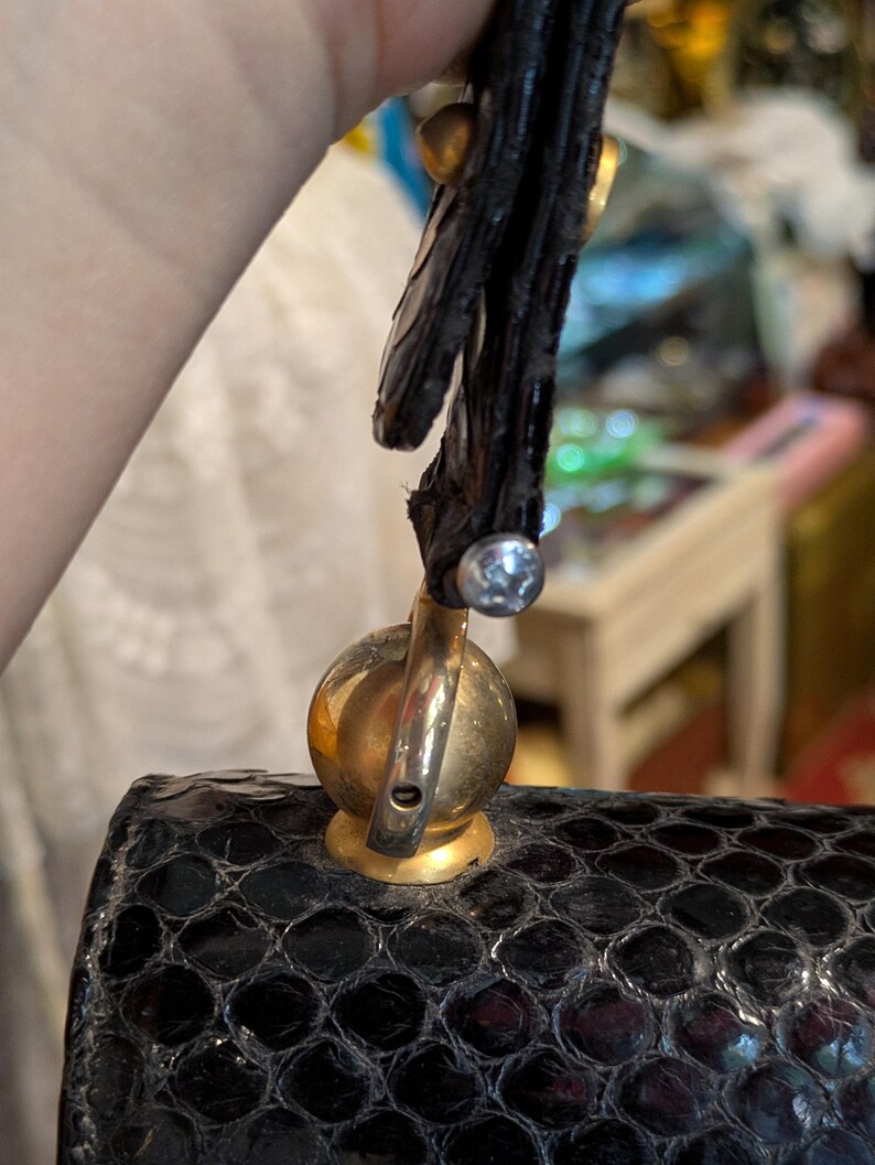 Bolso de mano vintage de piel de serpiente de los años 50, bolso de noche con cierre dorado imagen 12
