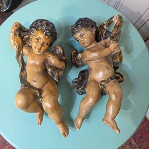 Par de esculturas de querubines músicos voladores de estilo vintage. Dos ángeles de yeso. Ángel colgante pintado a mano de estilo vintage. Ángel barroco.