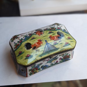 Chinese Oriental porcelain box