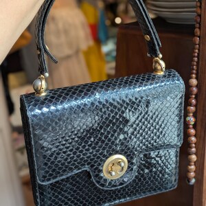 Bolso de mano vintage de piel de serpiente de los años 50, bolso de noche con cierre dorado imagen 14