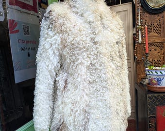 Chaqueta vintage de los años 70 de piel de cordero mongol rizada en color marfil y marrón con frente abierto // Abrigo de piel a la moda