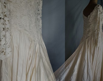 Vintage Brautkleid aus Seide und Spitze mit großem besticktem Boden // Bridal Dress