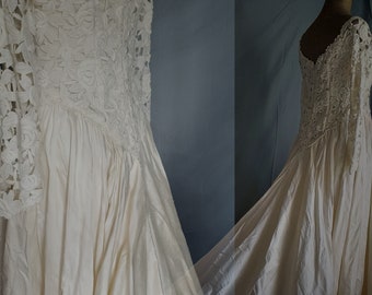 Vintage Wedding dress Silk and Lace with large embroidered bottom // Bridal Dress