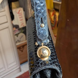 Bolso de mano vintage de piel de serpiente de los años 50, bolso de noche con cierre dorado imagen 19