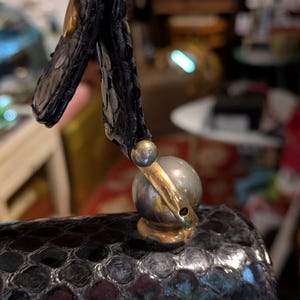 Bolso de mano vintage de piel de serpiente de los años 50, bolso de noche con cierre dorado imagen 11