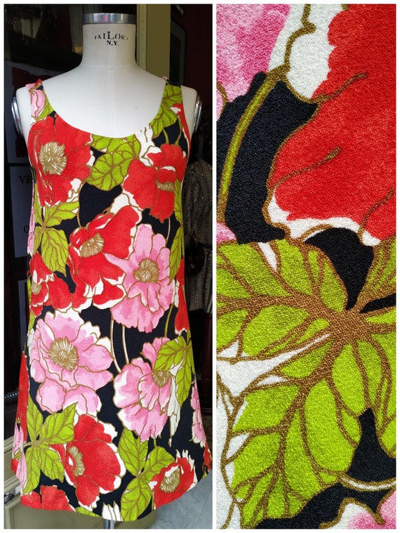 Vintage Mini Dress 70s Flowers // 1970s flower pow