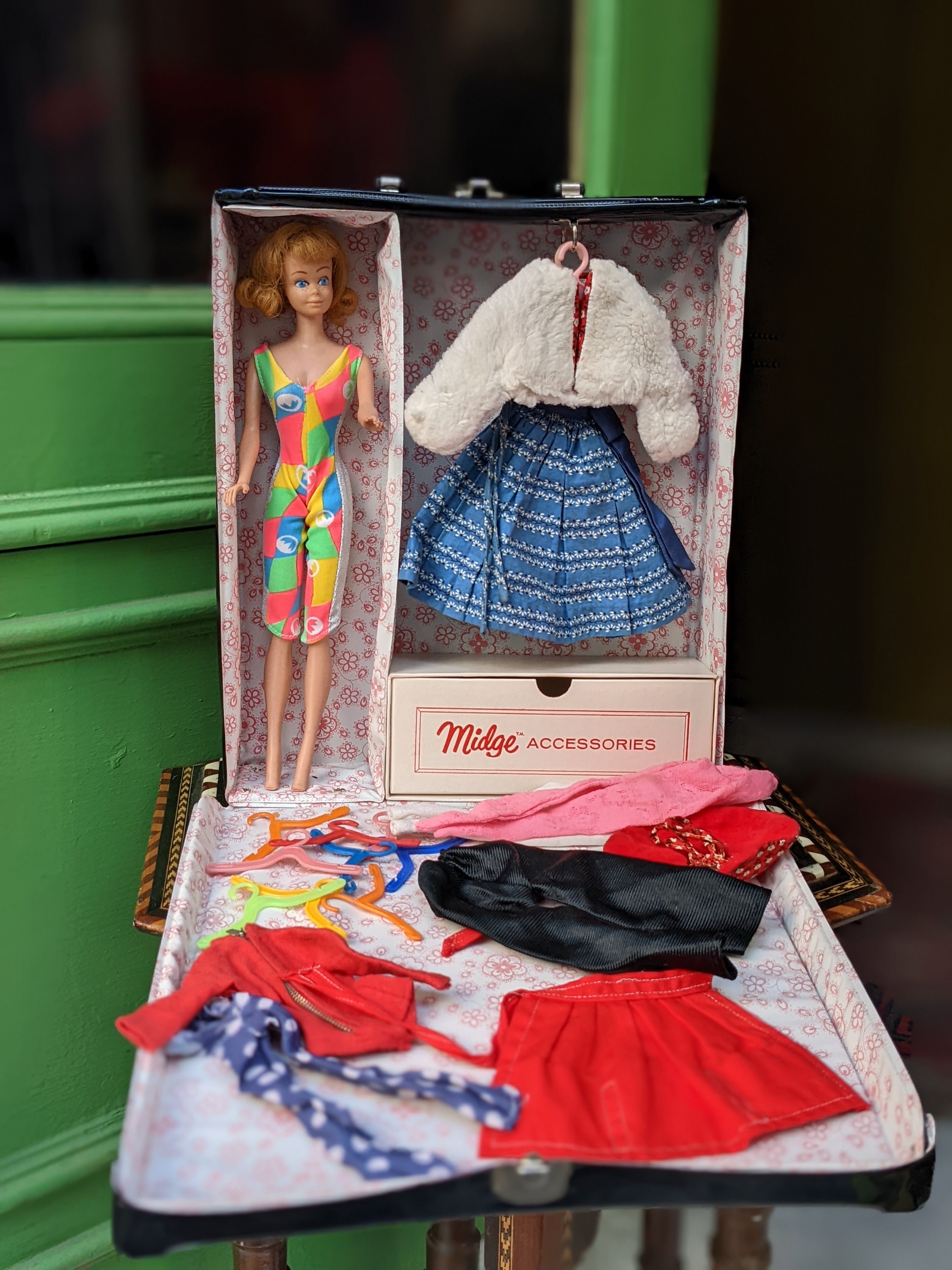 Vintage Midge Doll With Dollcase and Outfits Barbie // Barbie
