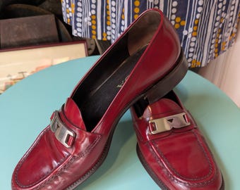 Mocasines Prada vintage de piel roja burdeos, estilo años 90, Y2K, talla 38.5 EU, para mujer, fabricados en Italia. Zapatos de diseño, planos clásicos de lujo.