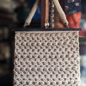 Vintage handbag metal  frame  with handmade crochet 60s / Vintage sand colour handmade bag