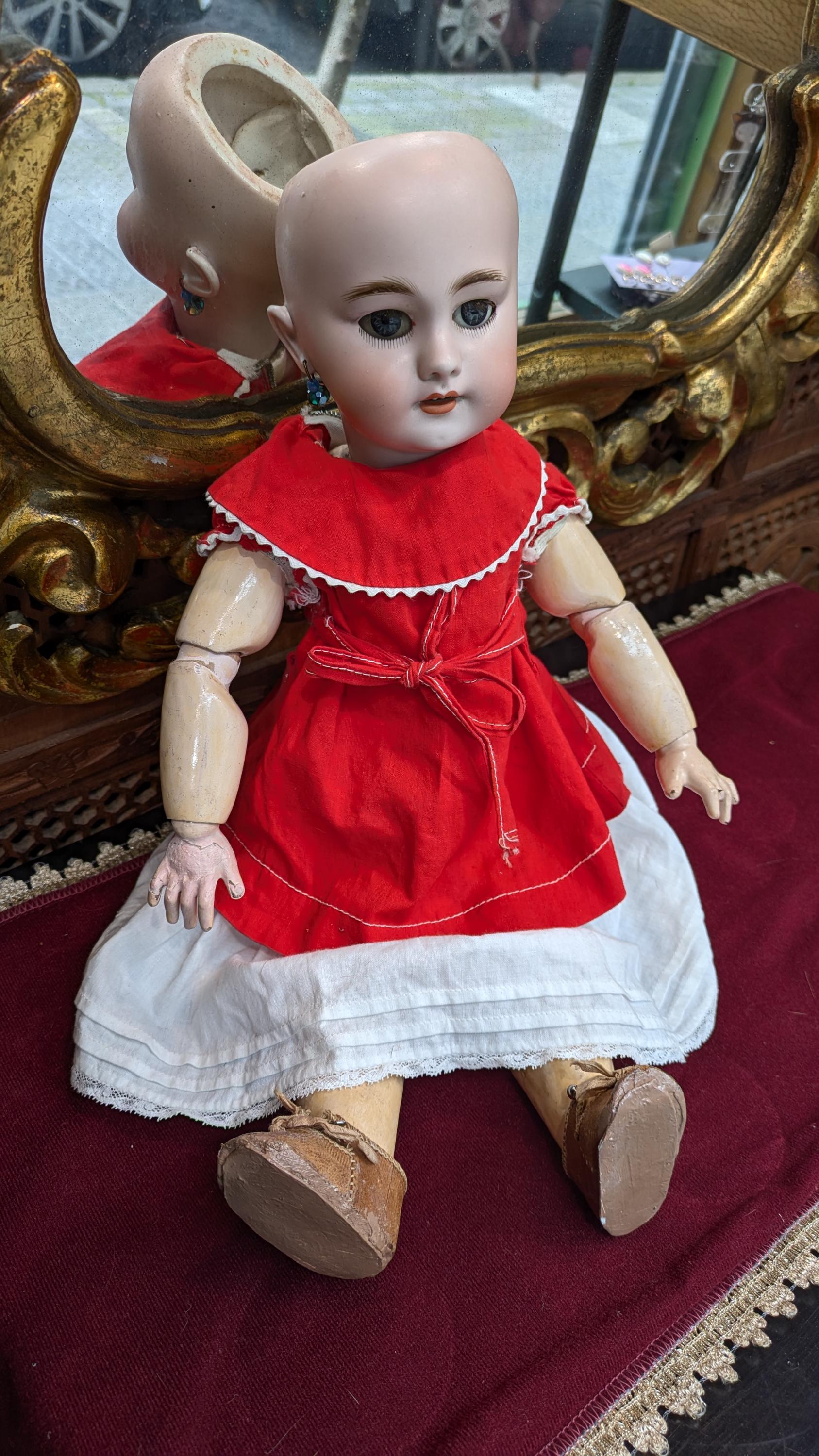 トールペイント作品ANTIQUE-Doll All Original Bahr and Proschild Antique Doll, mold 224 in Cabinet