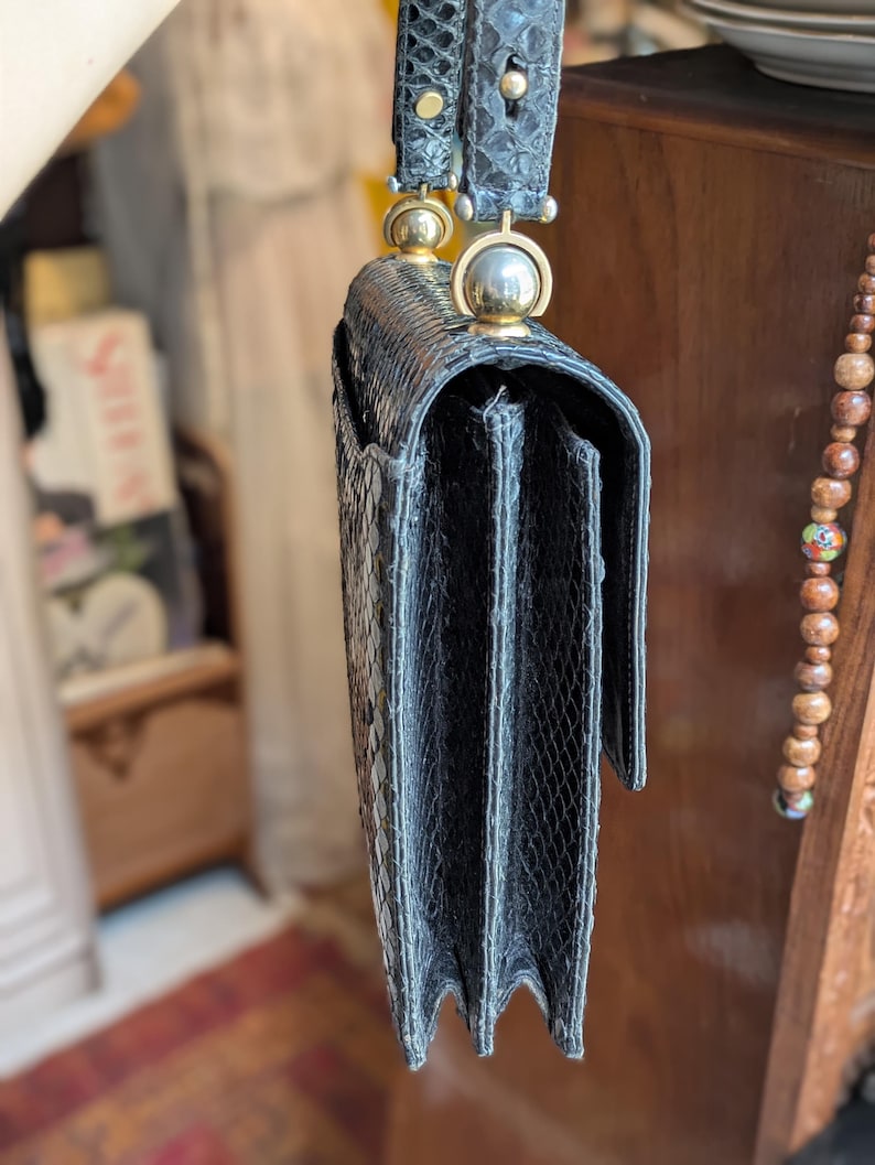Bolso de mano vintage de piel de serpiente de los años 50, bolso de noche con cierre dorado imagen 20