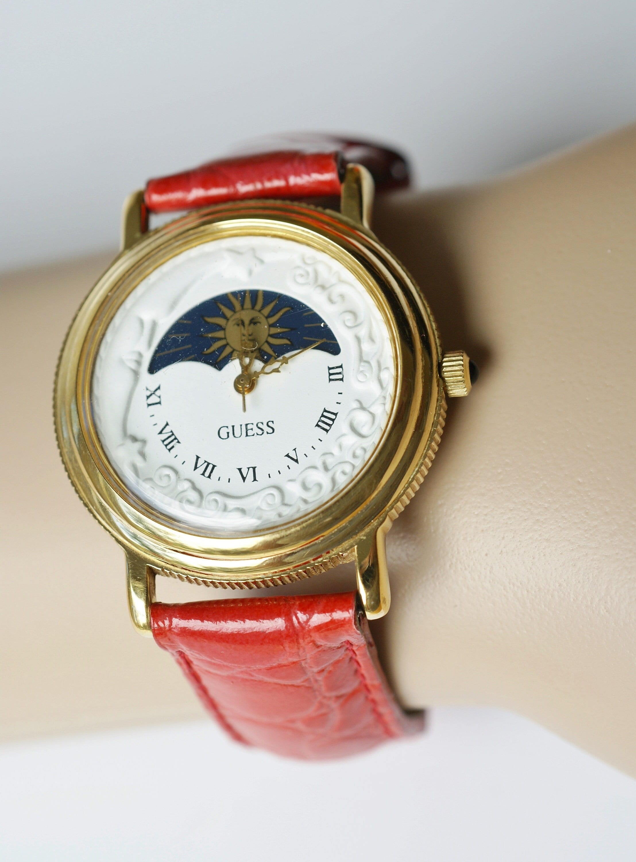 fontaine guess v1 ろと Vintage 1992 Guess Sun Moon Phase Watch - Rare Ladies Guess