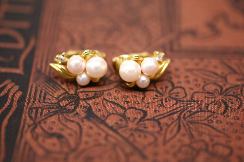 Three Pink White Pearls Tiny Clear Rhinestone Gold Earrings Vintage Gold Tone Blush Pink Pearl Rhinestone Clip Earrings Wedding Earrings