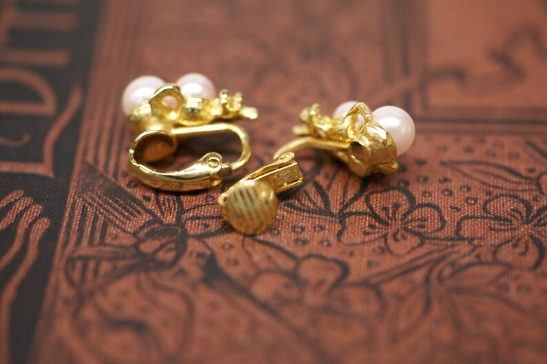 Three Pink White Pearls Tiny Clear Rhinestone Gold Earrings Vintage Gold Tone Blush Pink Pearl Rhinestone Clip Earrings Wedding Earrings