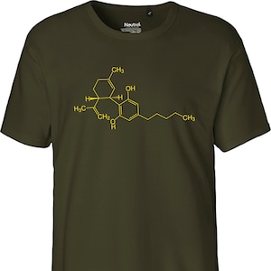 Könnte beinhalten: Ein dunkelgrünes T-Shirt mit einer gelben chemischen Struktur, die auf der Vorderseite aufgedruckt ist. Die Struktur ist eine Darstellung eines Cannabinoid-Moleküls.
