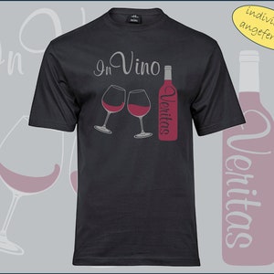 Op de afbeelding: Zwart T-shirt met de tekst "In Vino Veritas" en een afbeelding van twee wijnglazen en een fles wijn.