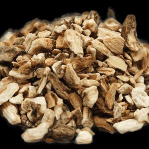 Könnte beinhalten: Ein Haufen getrockneter Wurzelstücke in verschiedenen Formen und Größen, die von hellbraunen bis braunen Farbtönen reichen. Die Stücke sind vor einem einfarbigen schwarzen Hintergrund angeordnet.