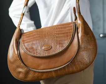Tod’s Hobo handbag leather caramel brown. Women Shoulder bag for lady croco pattern. Shoulder Bag Roomy Handbag Zipper details Italy made