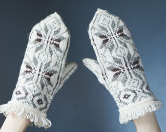 Norwegian Mittens Scandinavian Wool Warm Winter Gloves. Hand-knitted Stars Pattern Mittens. Size M White Grey Winter Gloves Nordic Vintage