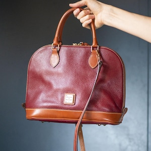 Dooney & Bourke Leder Umhängetasche Handtasche Burgund Braun Geschenk. Mittlere Schultertasche Damenhandtasche Messing-Hardwares. Abnehmbarer Schulterriemen