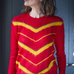 Gemusterter Pulli aus Wolle in rot und gelb. Vintage Frauen Pullover Größe S. Preppy pullover UK gemacht. Strickpullover Geometrische Spitze Festival Spaß Mädchen