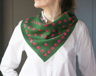 Green Neck Scarf Red Roses Vintage. Small neck scarf small floral 80s fashion. Boho Woman’s Neckerchief Gypsy style gift. Christmas scarf