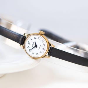 Reloj Chaika retro chapado en oro: correa de cuero minimalista de los 90 - Nuevo