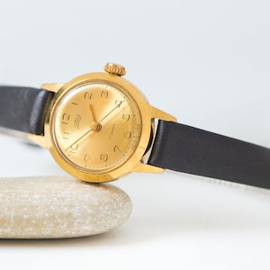 Women&#39;s classic watch gold plated ZARIA. Round case watch for women shockproof. Delicate retro girl watch gift. Genuine leather strap new