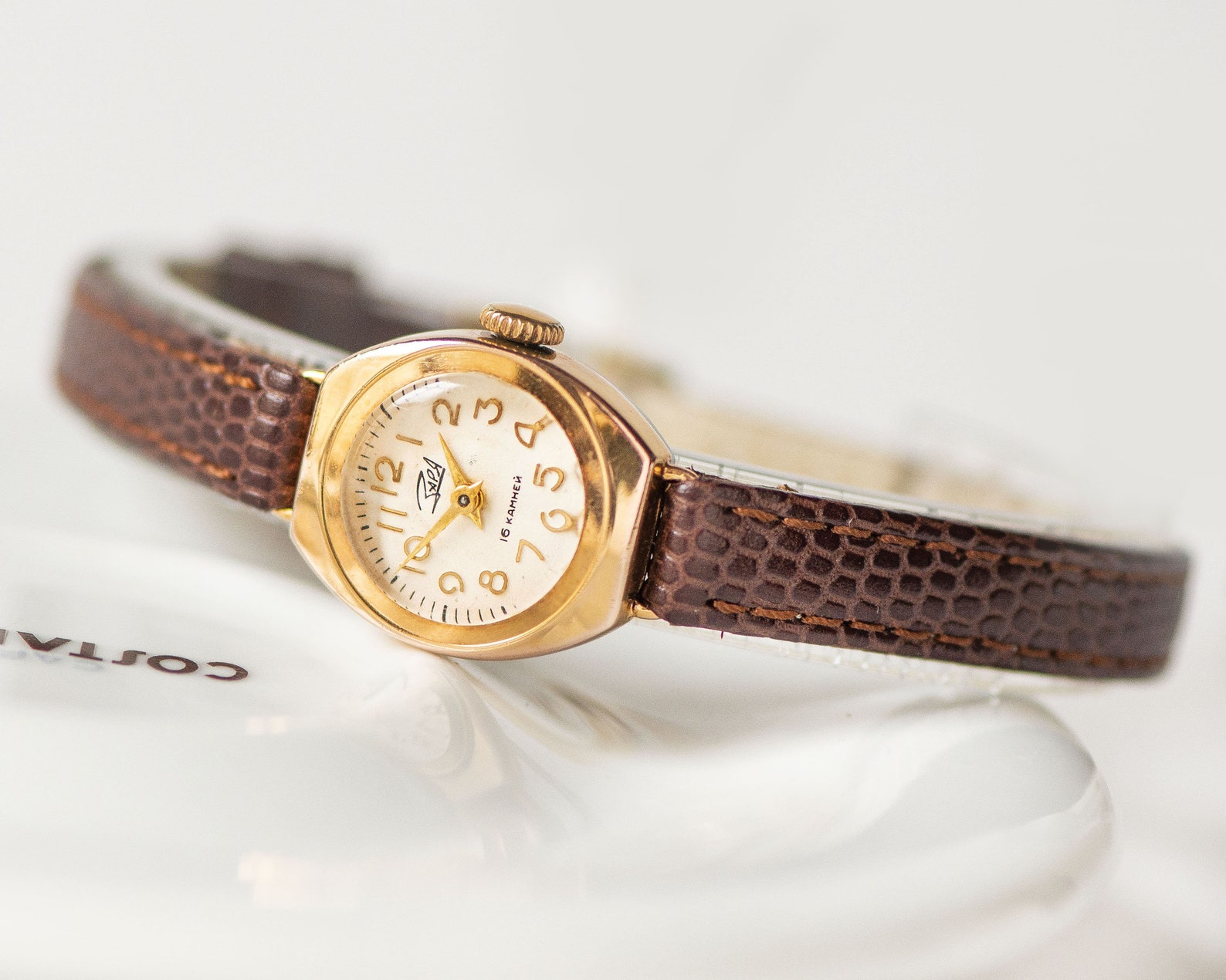 Piccolo orologio da polso da donna ZARIA. Orologio vintage oro | Etsy