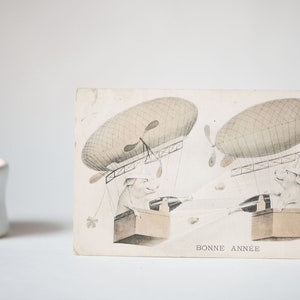 Antieke Nieuwjaarskaarten Varkens in Zeppelin. Franse Bonne Anne ansichtkaart Flying Piggies Luchtschepen en Champagne. Postkaart 1912