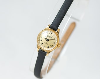 Montre femme authentique CORNAVIN plaquée or. Montre-bracelet classique vintage rare pour femme, cadran à chiffres arabes, accessoire cadeau. Bracelet en cuir neuf.