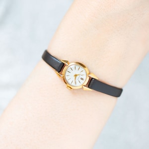 Orologio vintage da donna piccolo CHAIKA. Delicato orologio da donna con cassa placcata in oro da polso minuscolo. Regalo di gioielli retrò per signora. Nuovo cinturino premium