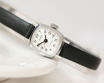 NOS Damenuhr Klassik Vintage ZARIA. Unbenutzte Armbanduhr silberfarbig. Armbanduhr schlicht Schmuck Geschenk für Dame. Premium Lederband