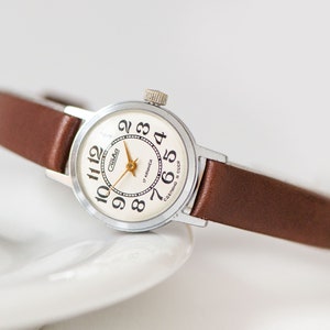 montre vintage pour femme SLAVA délicate. Chiffres arabes pour femmes, abat-jour argenté. Cadeau classique de montre-bracelet pour des bijoux de femmes. Bracelet en cuir premium image 1