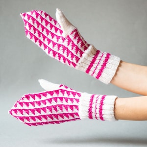 Vintage Knitted Wool Mittens: Scandinavian Geometric Design, Size M