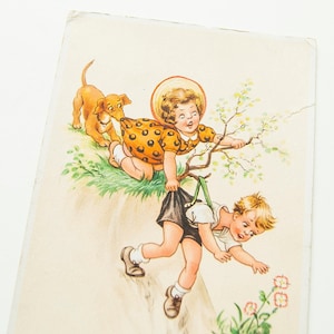 Antieke ansichtkaart meisje, jongen en hond. Geef om elkaar een blanco ansichtkaart. Retro ansichtkaart van een reddingsjongen. Leuk ansichtkaartcadeau voor kinderen