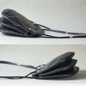 Bolso de hombro pequeño vintage de piel suave negra para fashionistas, bolso minimalista de los 90 con correas largas y 3 compartimentos. imagen 8