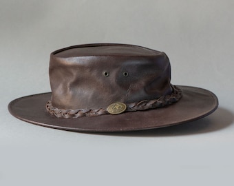 Sombrero Cowboy Scippis de Cuero Genuino Marrón Oscuro con banda de cuero. Sombrero unisex de ala ancha talla M. Sombrero duradero del oeste de Australia aplastable