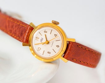 Les femmes classiques regardent ZARIA vintage inutilisé. Cadeau minimaliste de montre pour femmes plaquées or. Fille regarde des bijoux délicats. Bracelet en cuir haut de gamme neuf