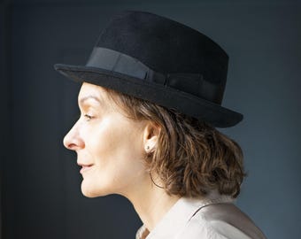 Vintage herenhoed, smalle rand, zwart vilt, unisex hoofddeksel, modieuze maat 56