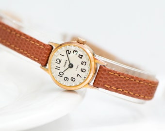 Reloj de pulsera chapado en oro para mujer CHAIKA. Señora reloj joyería vintage. Las mujeres delicadas miran la esfera con números arábigos. Nueva correa de cuero premium