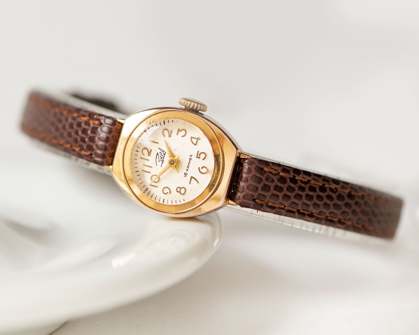 Piccolo orologio da polso da donna ZARIA. Orologio vintage oro | Etsy