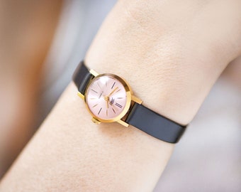 Montre-bracelet pour femme ZARIA en plaqué or. montre pour femme vintage avec couvercle rose minimaliste. Montre classique pour femme. Petite montre. Bracelet en cuir véritable